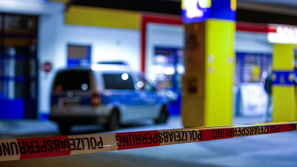 Polizeieinsatz in Stuttgart: Tankstelle überfallen – Täter flüchtig
