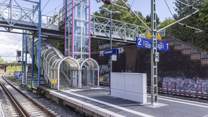 Stuttgart-Vaihingen: Unbekannte stehlen Rucksack und flüchten in den Gleisbereich