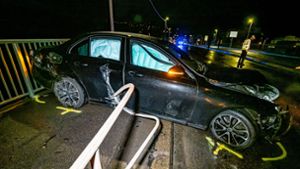 Heftiger Unfall in Hedelfingen: Mercedes durchbricht nach Kollision ein Geländer – Zeugen gesucht