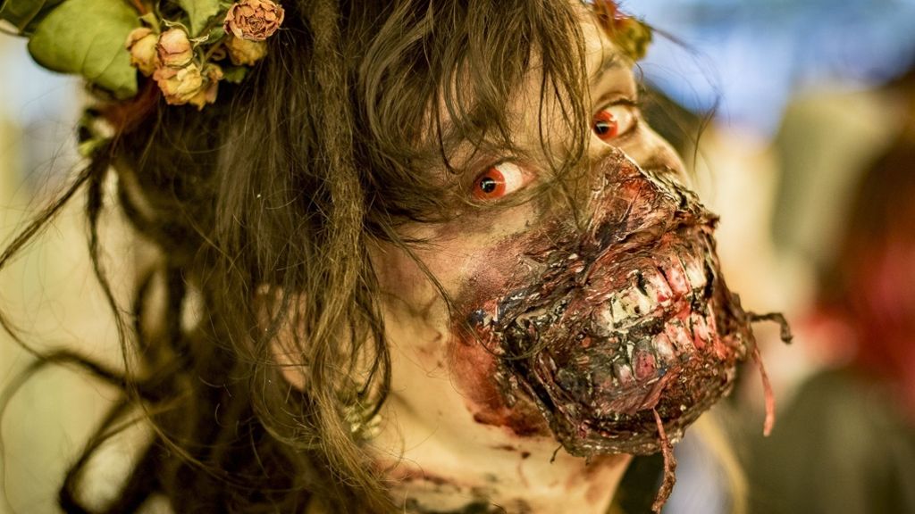 6. Zombie-Walk in Stuttgart: Untote lehren Passanten das Fürchten