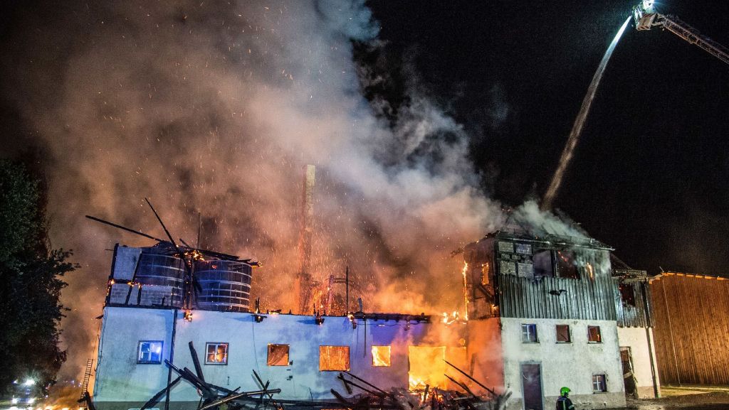 Großeinsatz im Kreis Reutlingen: Millionenschaden bei Brand auf Gestüt