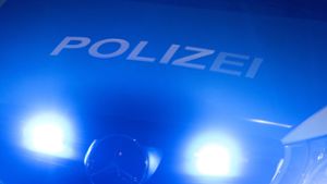 Unfall in Stuttgart: Auto prallt gegen Laterne – zwei Menschen in Lebensgefahr