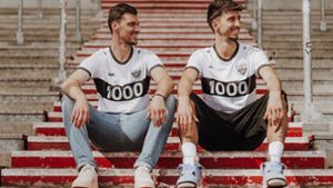 Die VfB-Profis tragen ein Sonder-Shirt beim Jubiläum am Sonntag