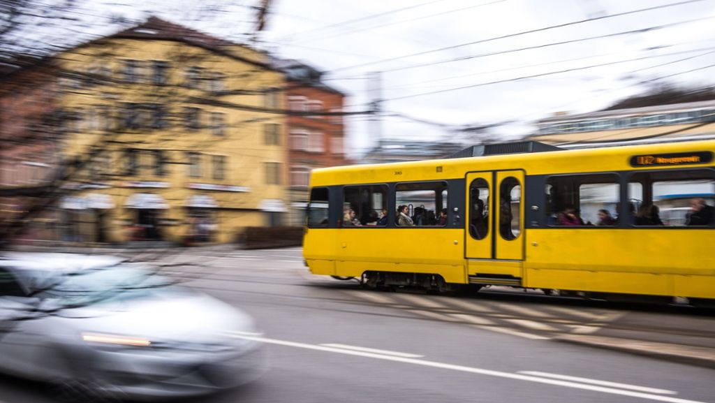Unfall in Bad Cannstatt: Auto kracht in Stadtbahn