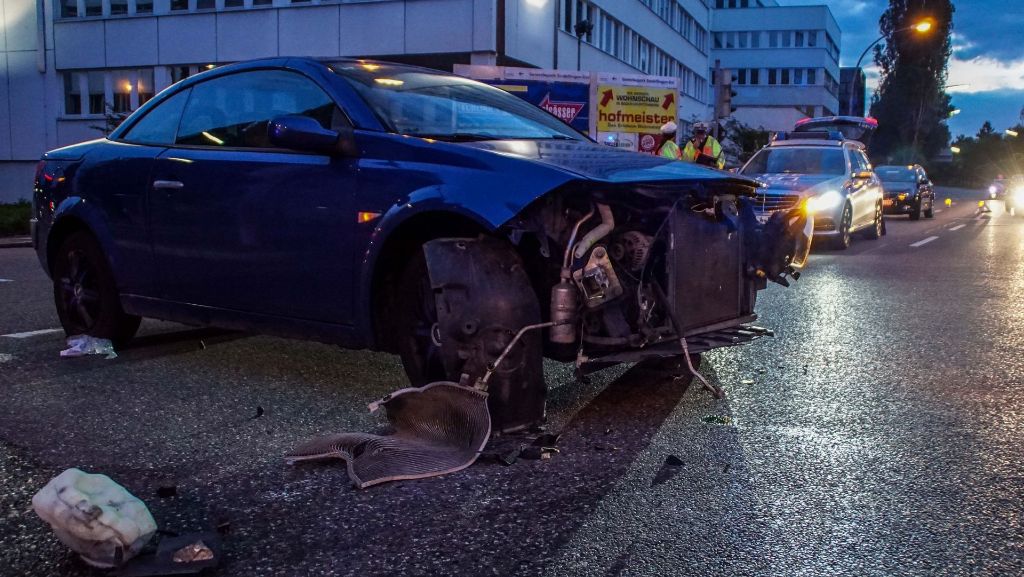Unfall in Sindelfingen: Front eines Renault reißt bei Unfall ab