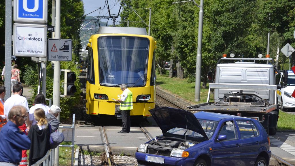 Unfall in Stuttgart-Weilimdorf: Auto kollidiert mit Stadtbahn