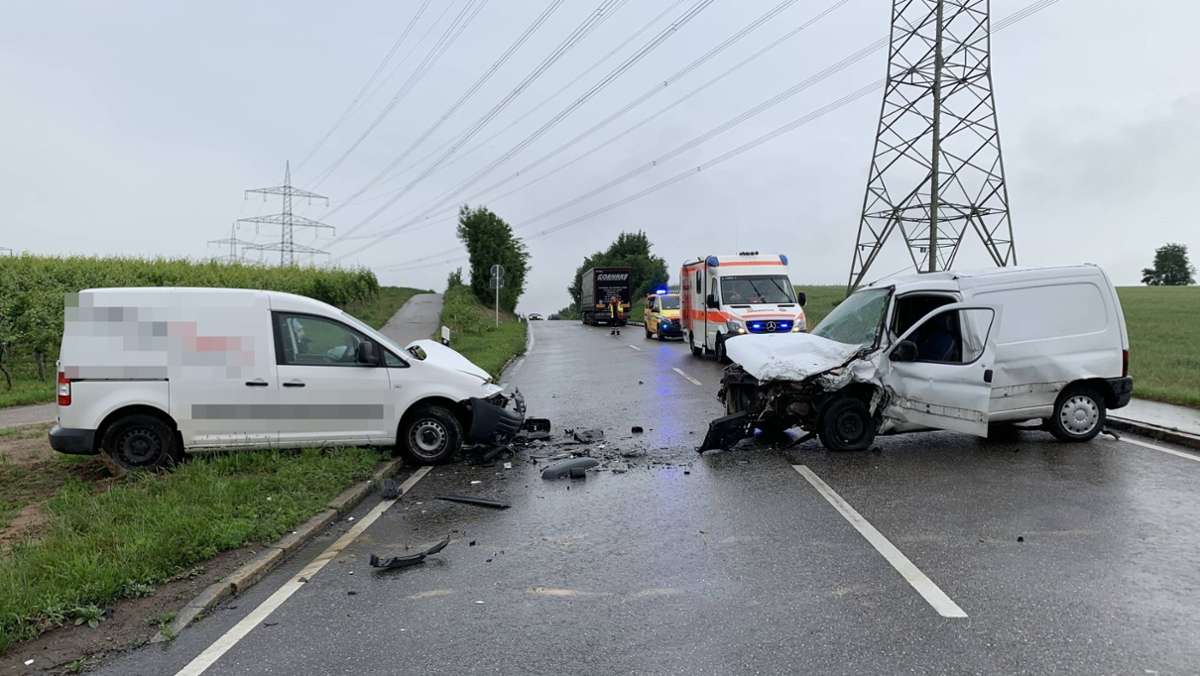 Unfall auf B27 bei Talheim: Missglücktes Überholmanöver fordert zwei Schwerverletzte