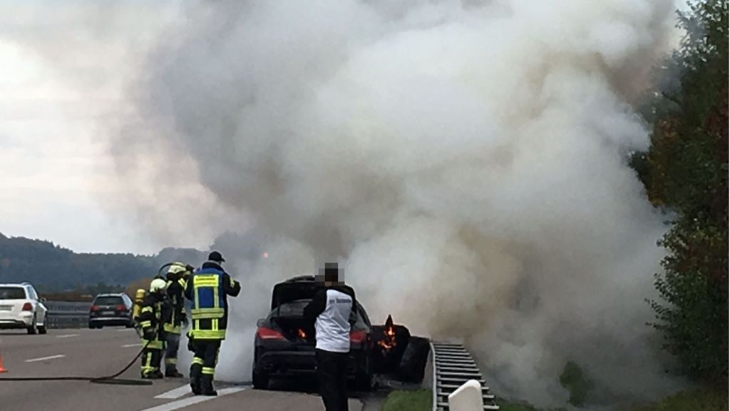 Unfall bei Pleidelsheim: Mercedes  auf der A 81 in Flammen
