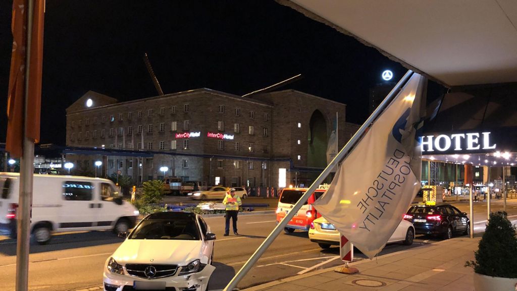 Unfall am Hotel Graf Zeppelin in Stuttgart: Mercedes AMG fährt Fahnenmast um
