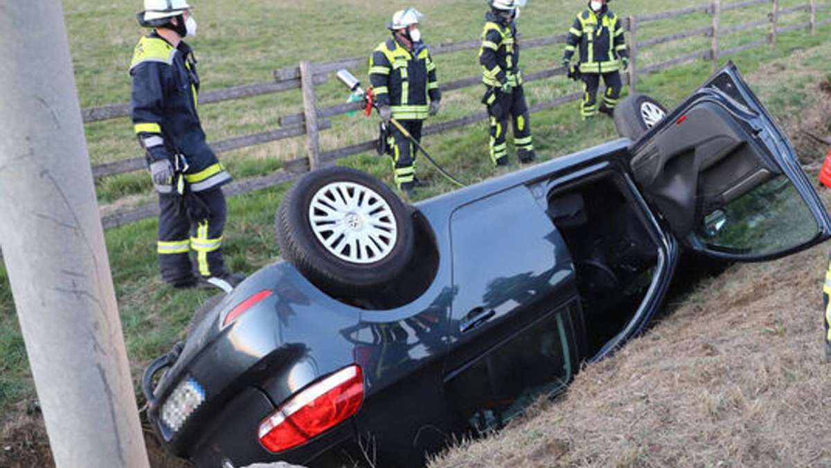 Unfall auf der B297 bei Kirchheim/Teck: 84-Jährige überschlägt sich mit ihrem Auto