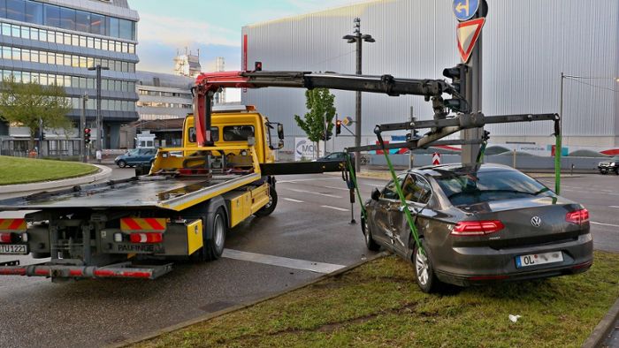 Unfall in Zuffenhausen: Auto kollidiert mit Kleintransporter und prallt gegen Ampelmast