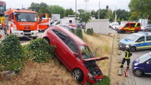 Unfall in Stuttgart-Hedelfingen: 79-jährige Autofahrerin schanzt Böschung hinab