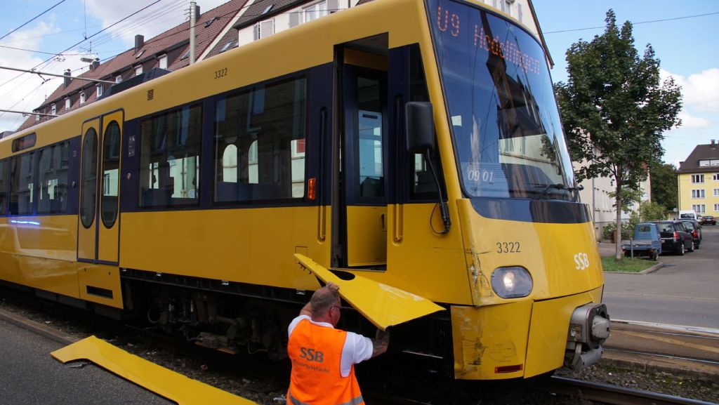 Stuttgart-Wangen: Transporter stößt mit Stadtbahn zusammen