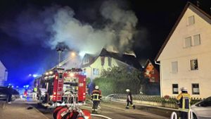 Dachstuhl eines Wohnhauses  steht in Flammen