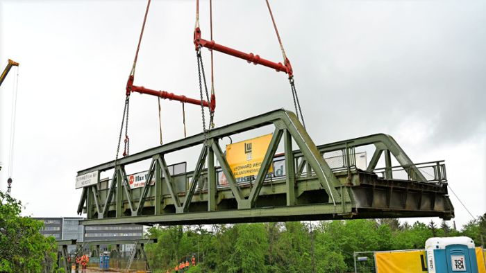Riesenkran lässt Stahlbrücke schweben