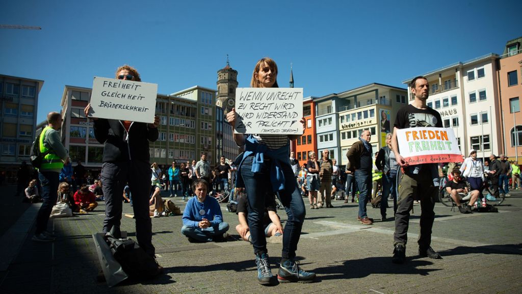 Protest auf Stuttgarter Marktplatz: Hunderte protestieren gegen Corona-Regeln