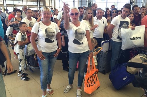 Zwei Russinnen  mit einem Porträt von Präsident Wladimir Putin auf der Brust warten vor der Sicherheitskontrolle am Flughafen von Scharm el Scheich auf die Abfertigung. Foto: dpa