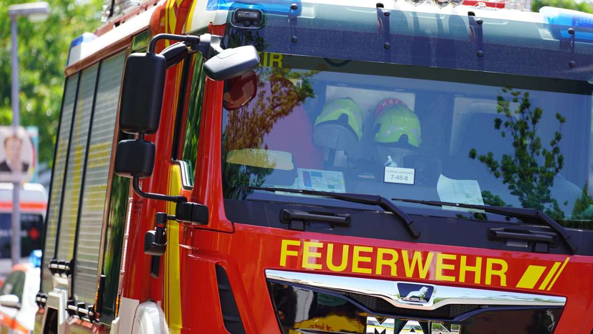 Parkhaus in Stuttgart: Auto brennt komplett aus