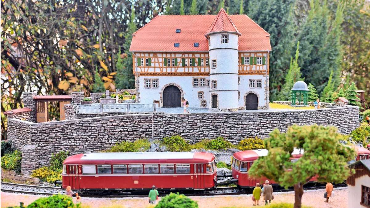 Modellbahnausstellung in Aidlingen: Deufringer Schloss als Haltepunkt für die Eisenbahn