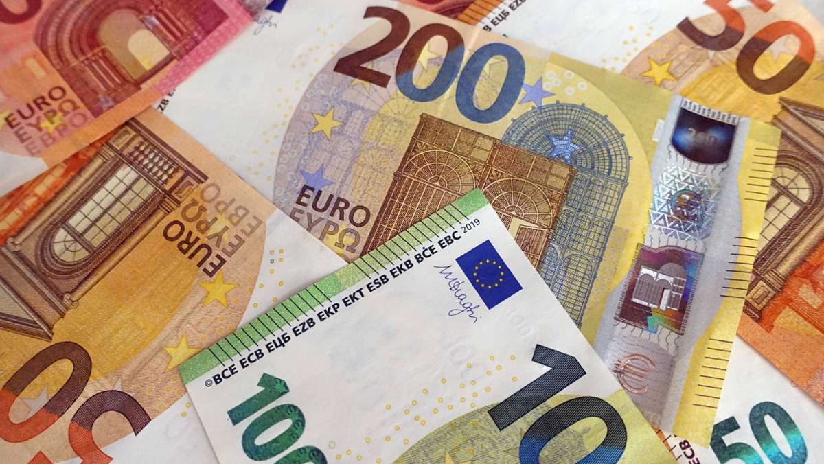  Ein 32-Jähriger befindet sich auf dem Weg in die Türkei. Am Flughafen Stuttgart wird er kontrolliert, in seinem Gepäck tauchen knapp 25.000 Euro auf. Der Zoll ermittelt nun wegen des Verdachts der Geldwäsche. 