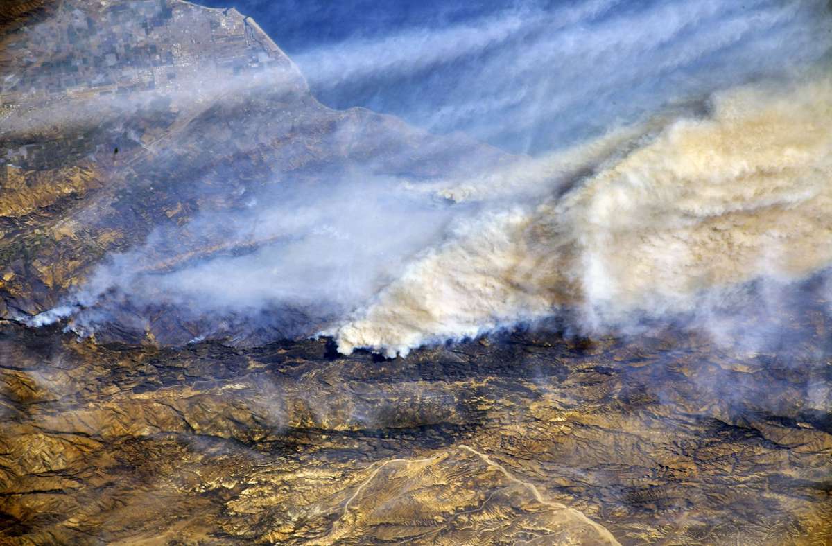 2020: Riesige Rauchwolken sind von der Internationalen Raumstation (ISS) aus über Südkalifornien (USA) zu sehen. Die Waldbrände im Westen der USA sind aus Expertensicht auch eine Folge des Klimawandels.