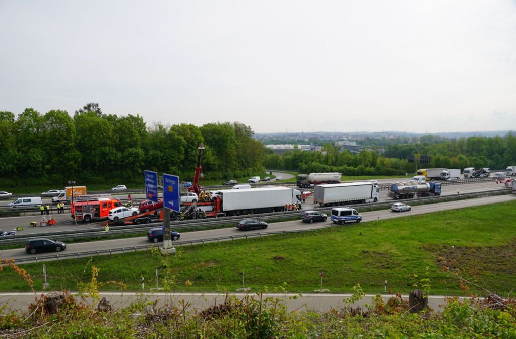 Die A8 in Richtung München war stundenlang komplett gesperrt. Der Verkehr wurde umgeleitet.