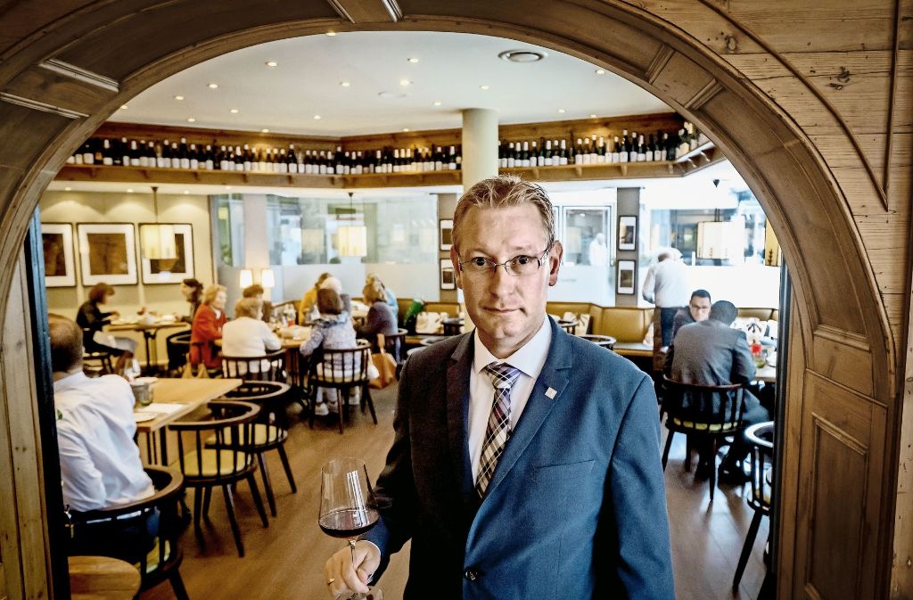 Restaurantleiter Taeke Halbersma kann eine große Weinauswahl offerieren Foto: Lichtgut/Achim Zweygarth