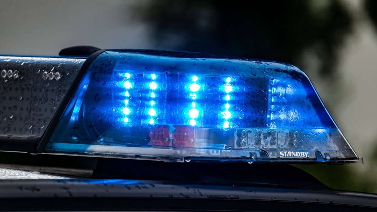 Stuttgart-Feuerbach: Betrunkener 21-Jähriger baut Unfall und flüchtet