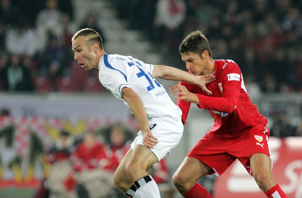 Danijel Ljuboja (li./ gegen Matthieu Delpierre) ließ die Fans des VfB wie des HSV ob seiner Extravaganzen verzweifeln. Beim RC Lens in Frankreich beendete der Angreifer 2014 seine Karriere.