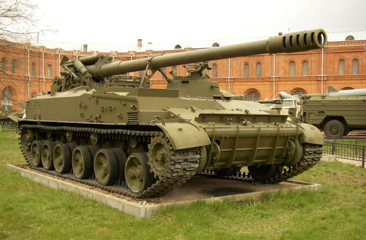 Ukraine: Die 2S5 Giazint-S ( Hyazinthe) ist eine Selbstfahrlafette, die Mitte der 1970er-Jahre in der Sowjetunion entwickelt wurde. Sie wurde parallel zur gezogenen Kanone 2A36 entwickelt. Erste Serienexemplare erschienen 1976. Sie ist bei den ukrainischen Streitkräften im Einsatz.