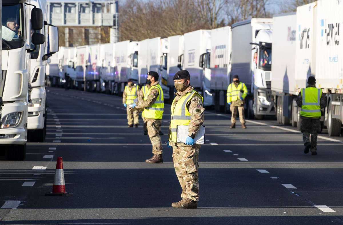 Seit einigen Tagen unterstützt die britische Armee die Lastwagenabfertigung in Dover. Foto: dpa/Cpl Nicholas Egan Raf