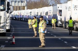 Lastwagen-Stau in Kent löst sich langsam auf - mehr als 15 000 Tests