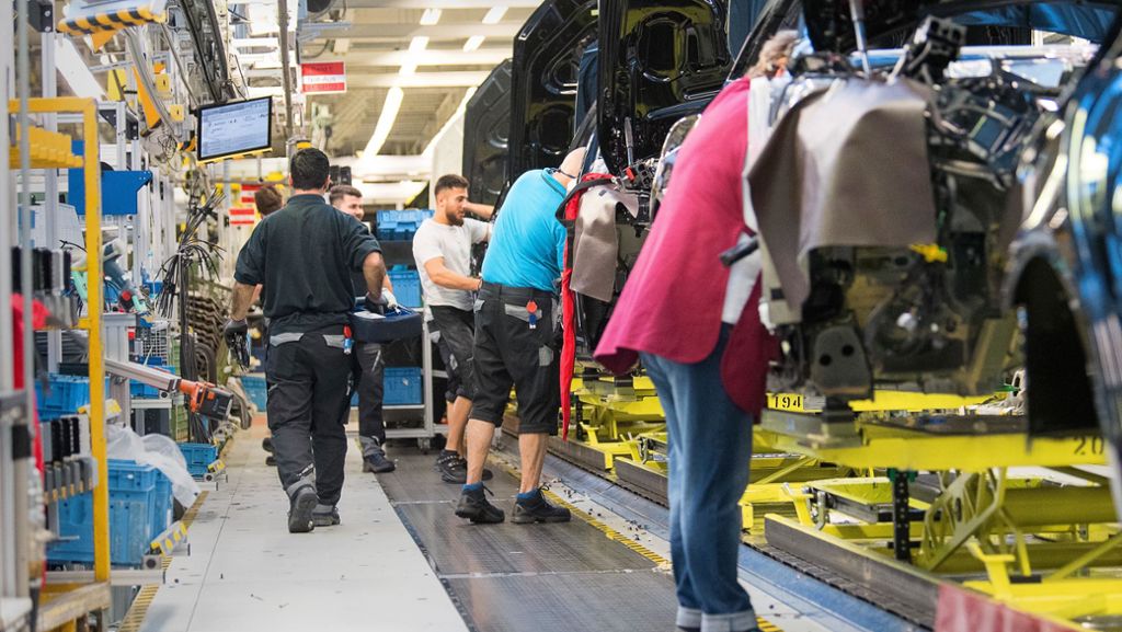 Produktionsstopp wegen Corona: Daimler bereitet sich auf Kurzarbeit vor