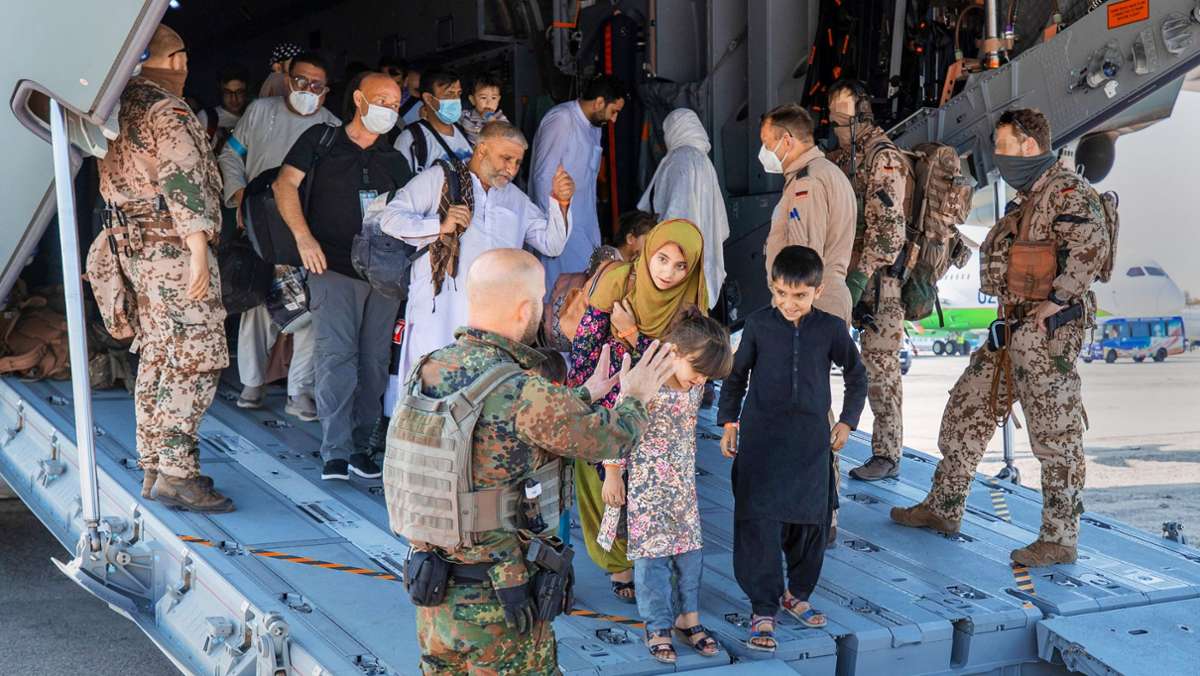 Rettungsflüge aus Afghanistan: Evakuierte werden überprüft