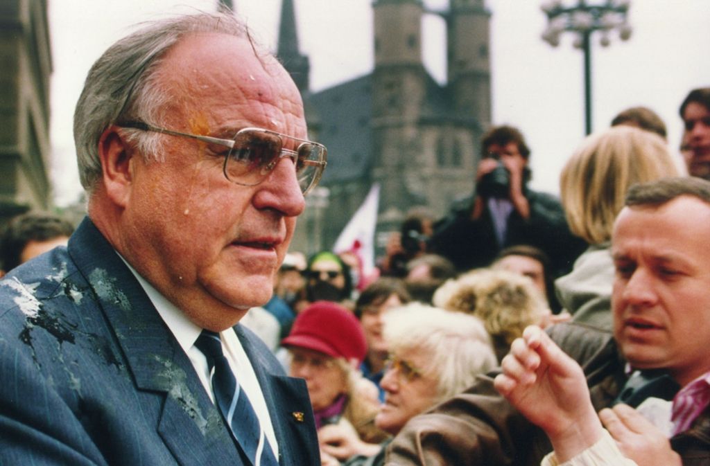 Fast schon legendär ist die Eierattacke auf den damaligen Bundeskanzler Helmut Kohl in Halle im Mai 1991, aber vor allem deshalb, weil der wutentbrannte Kohl den Eierwerfer verfolgte und kaum zu bremsen war.