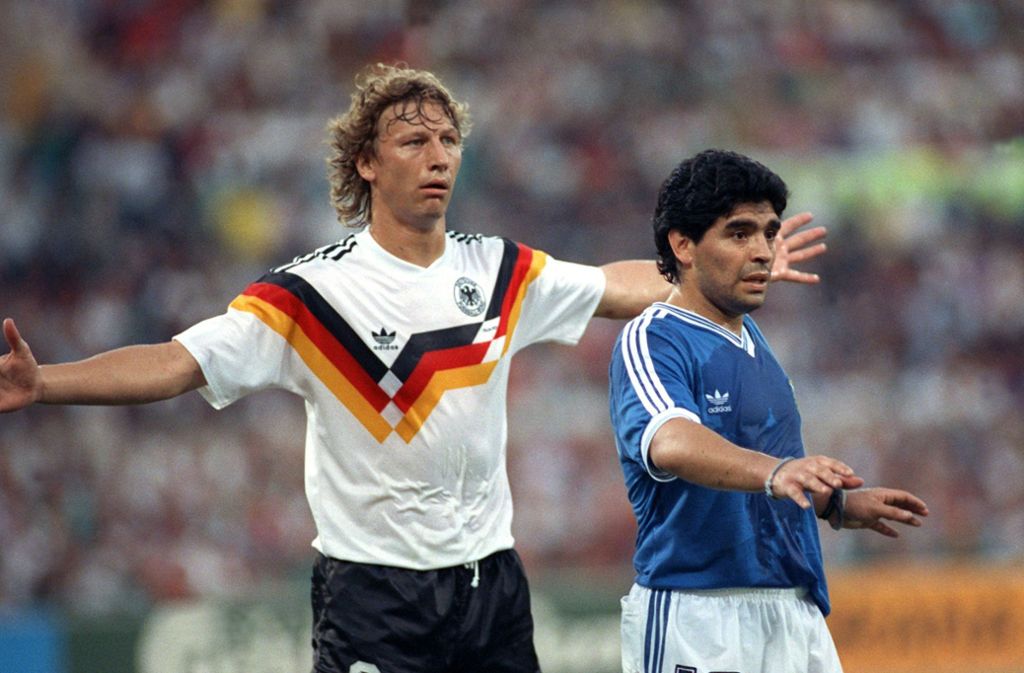 WM-Finale 1990: Das Endspiel war auch die Geburtsstunde des Stuttgarters Guido Buchwald (links) als „Diego“. Der solide, eher rustikal Abwehrspieler des VfB, der seine Karriere beim Lokalrivalen Kickers begonnen hatte, sollte im Finale verhindern, dass der Argentinien-Star Maradona, genannt „Fußballgott“, torgefährlich werden konnte. Und diese Spezialaufgabe erfüllte Buchwald bravourös: Ausdauernd und kämpferisch verhinderte er, dass Maradona ins Spiel kam. Dessen Ballzauber war verflogen – und der Titel ging ans DFB-Team, auch dank Buchwald.