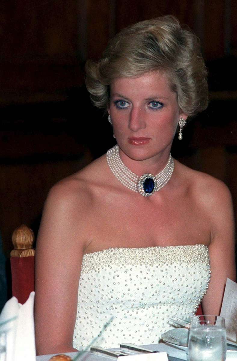 Nicht nur Charles, auch Diana begibt sich Mitte der 80er Jahre auf Abwege: Sie verliebt sich ...