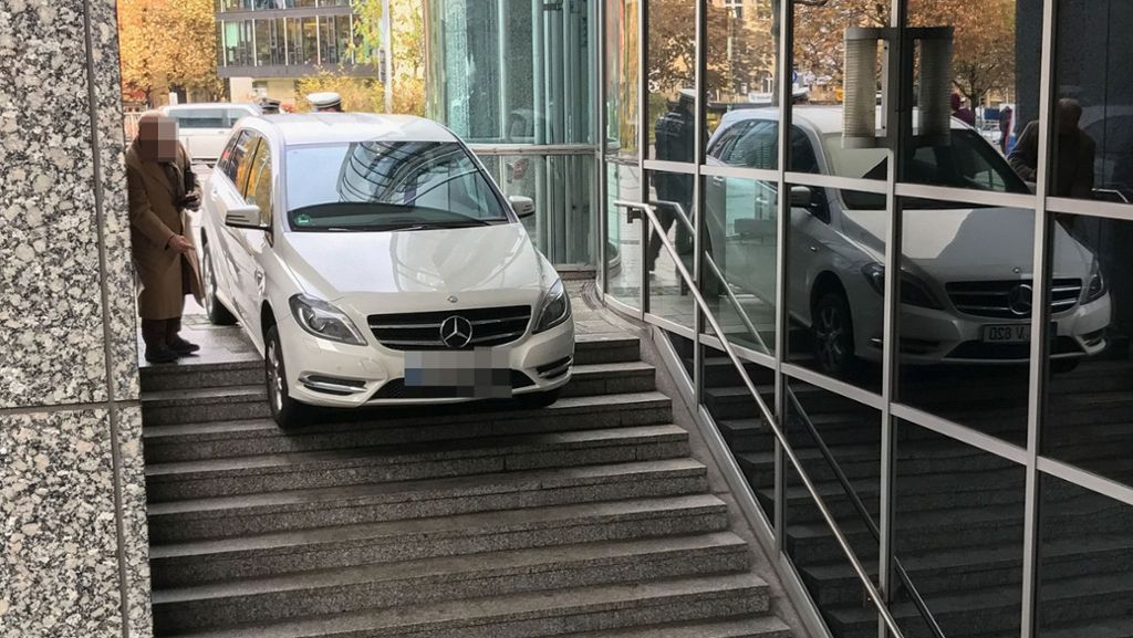 Stuttgart-Mitte: Mercedes fährt Treppe hinunter