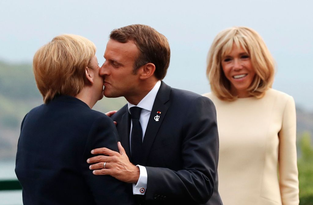 Auch Merkel und Macron begrüßten sich mit einem Küsschen.