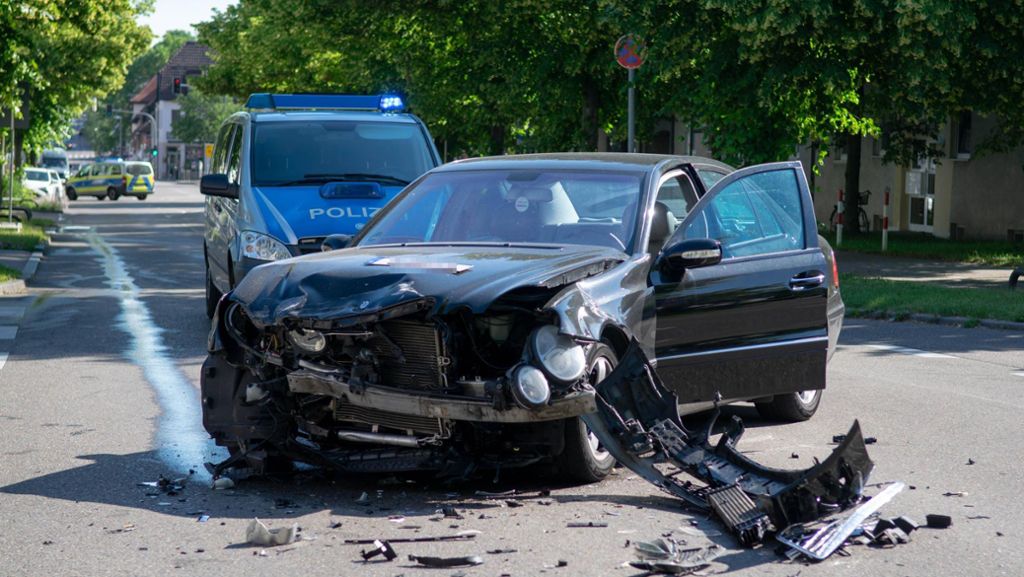 Unfall in Weilimdorf: Heftiger Crash sorgt für zwei Verletzte und Stauchaos