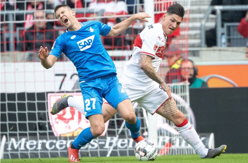 Steven Zuber vom VfB Stuttgart ist treffsicher, und tut dem Gegner auch mal weh – wie hier dem Hoffenheimer Andrej Kramaric.