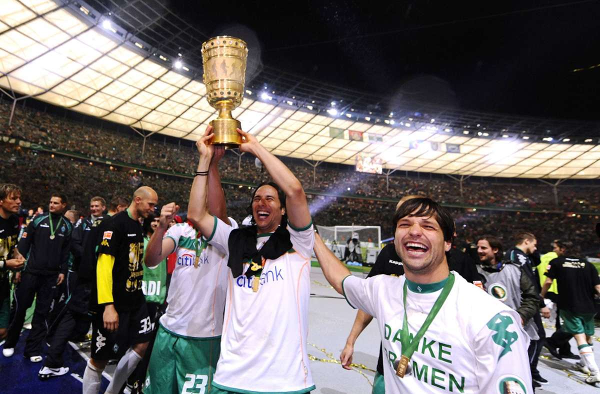 Es wird ein erfolgreiches Comeback beim SV Werder: Mit 17 Treffern ist er der erfolgreichste Bremer Torschütze der Saison 2008/2009 - als Krönung folgt der DFB-Pokalsieg an der Seite von Spielmacher Diego (rechts) im Finale gegen Bayer Leverkusen.