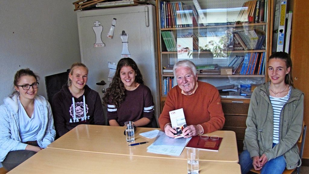 Schüler unterrichten Senioren in Vaihingen: Mit 78 Jahren zurück in die Schule und pauken