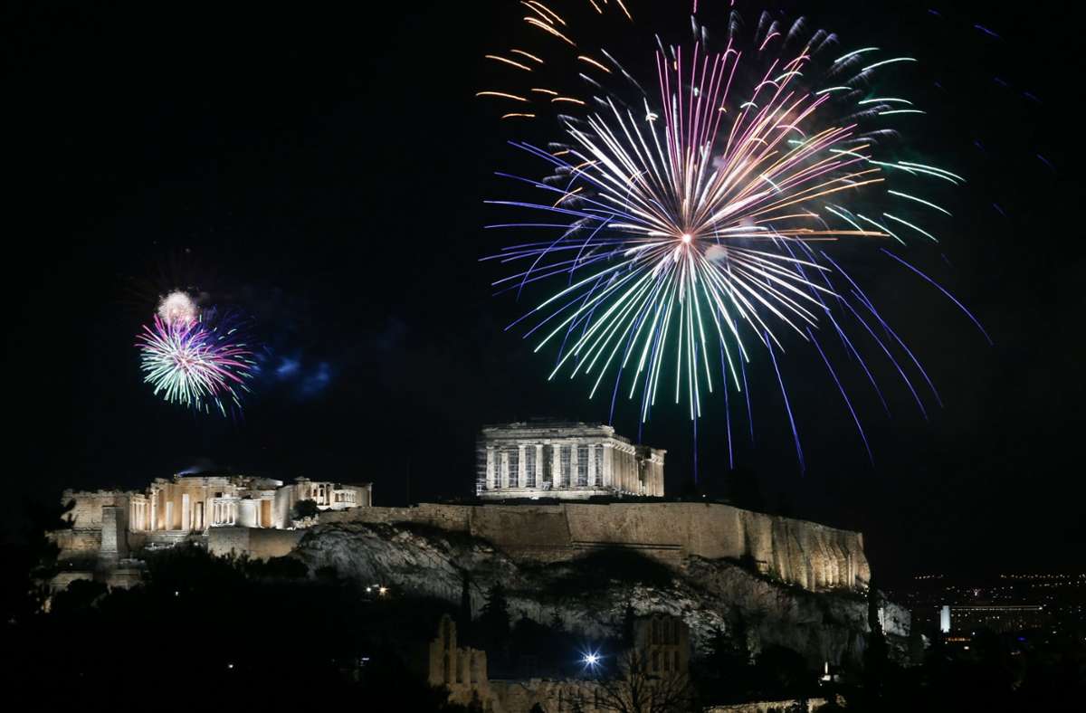 Auch die Athener konnten ein Feuerwerk über der Akropolis mitten in der griechischen Metropole bewundern.