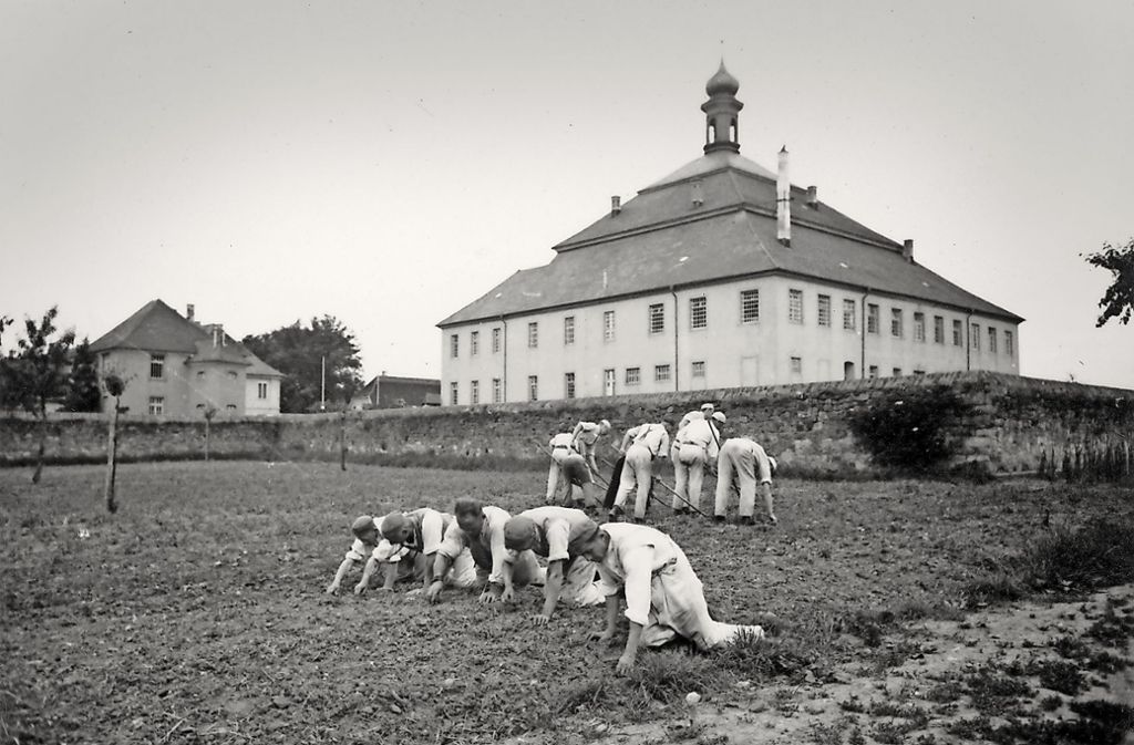 Kislau im Jahr 1939: Männer jäten Unkraut vor dem KZ-Gebäude Foto: Generallandesarchiv