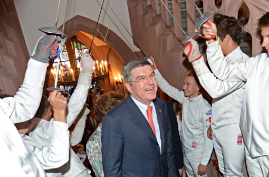 Der neue IOC-Präsident Thomas Bach wird mit einem Spalier aus jungen Fechtern in seiner Heimatstadt Tauberbischofsheim empfangen. Foto: dpa
