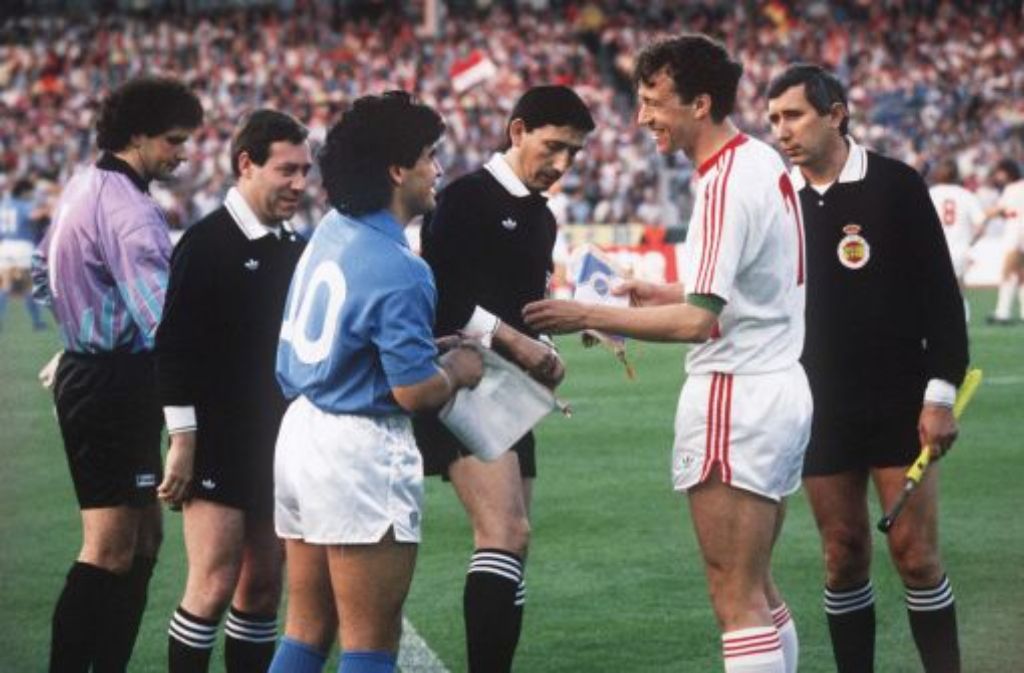 Karl Allgöwer (rechts) im Mai 1989 mit dem damaligen Superstar vom SSC Neapel, Diego Maradona