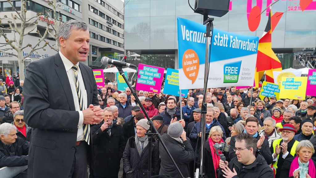 FDP, CDU und Freien Wähler in Stuttgart: Politiker gehen gegen Fahrverbote auf die Straße