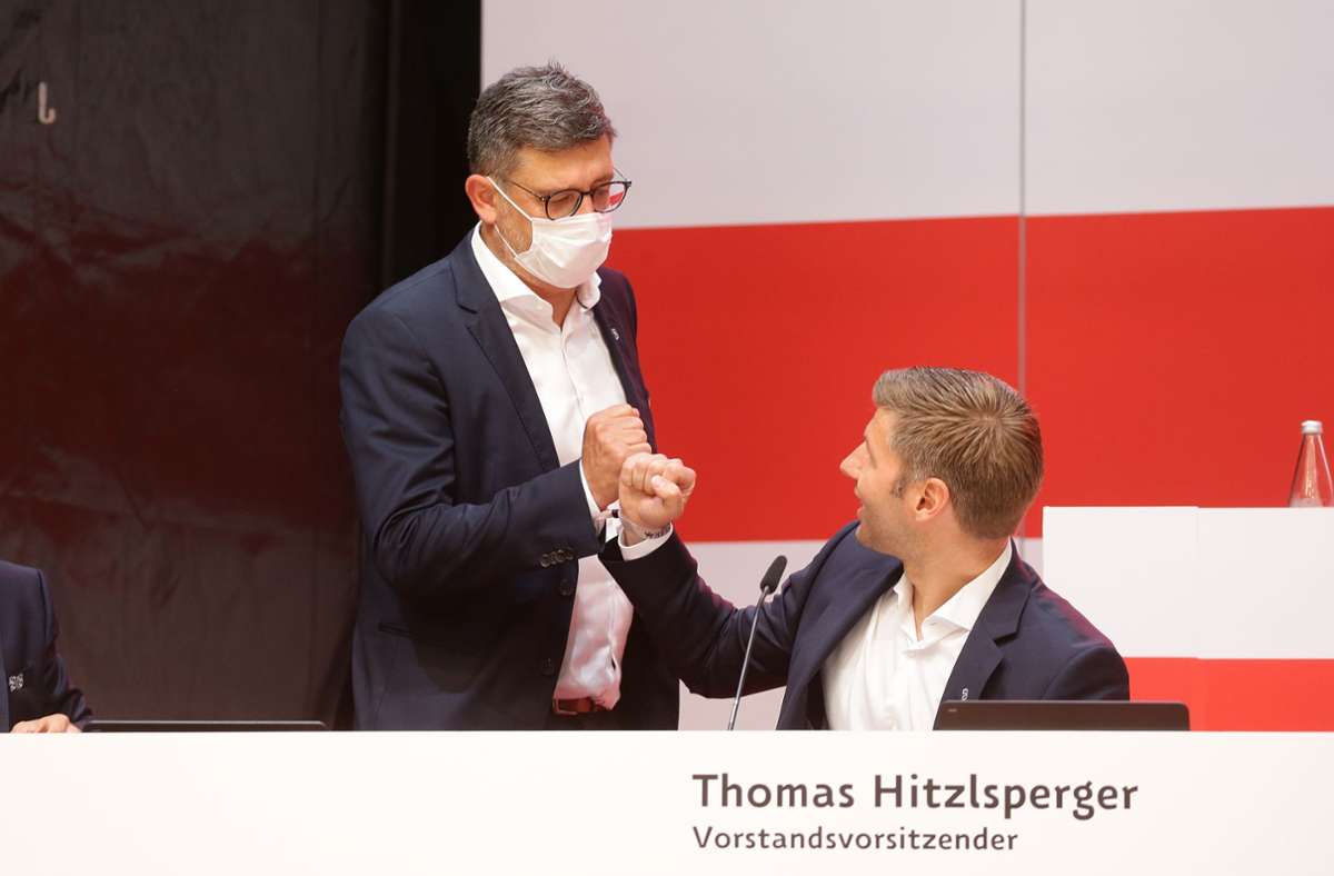 Claus Vogt und der Vorstandsvorsitzende Thomas Hitzlsperger begrüßen sich corona-konform.