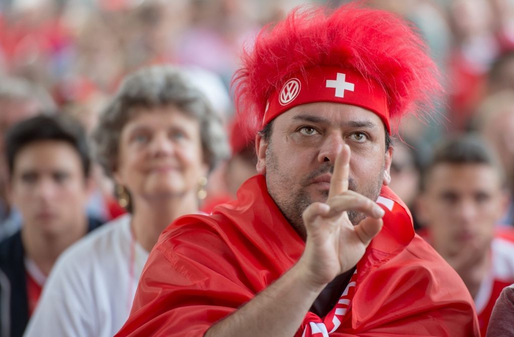 Dieser Fan der Schweiz bangt mit seiner Mannschaft.